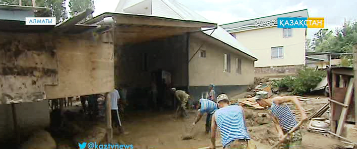 Алматыда селдің салдарын жоюға «Жас отан» мен «Жасыл ел» ұйымынан 200 ерікті көмектесті