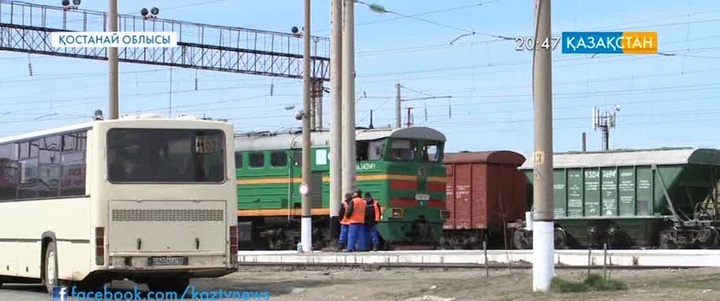 Қостанай облысында жолаушылар пойызы трактор тіркемесімен соқтығысты