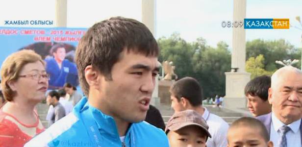 Аким Жамбылской области Карим Кокрекбаев вручил Елдосу Сметову ключи от новой квартиры 