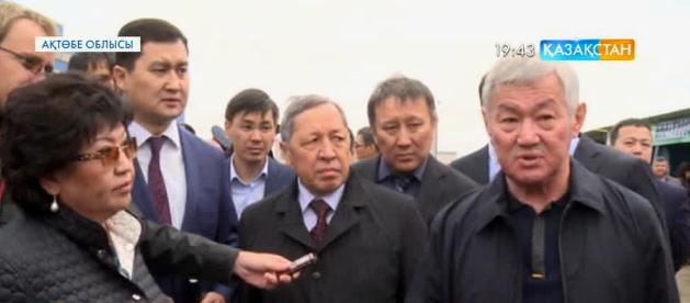 Бердібек Сапарбаев  ауылшаруашылық жәрмеңкесін аралай жүріп, азық-түліктің бағасын шолып шықты