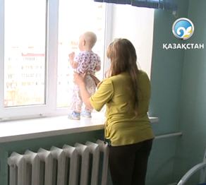 Өскеменде 1,5 жасар бала үйдің терезесінен құлап кетті (толығырақ)
