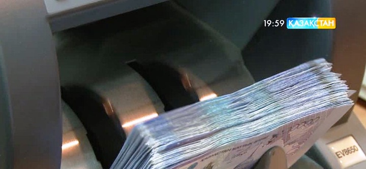 Банктер теңгемен несие беруді шектейді