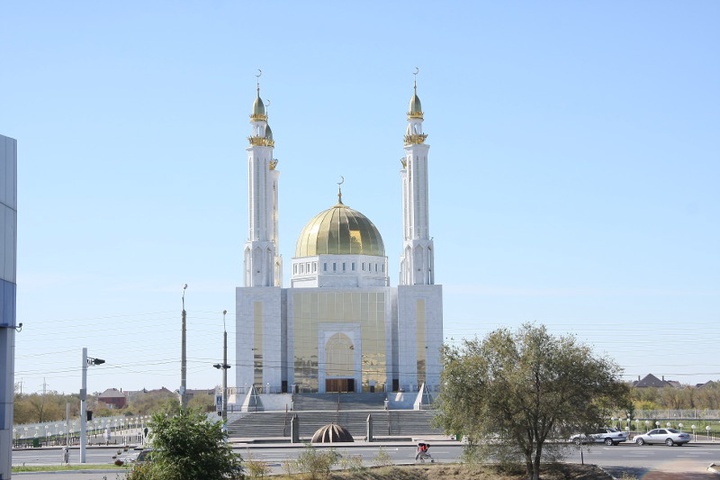 К. Мәсімов «Нұр Ғасыр» мешітінде марқұмдарға құран бағыштау рәсіміне қатысты