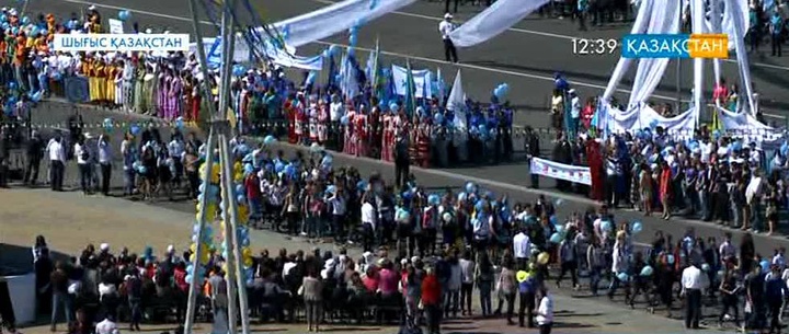 Өскеменде мерекелік шеруге 8 мыңға жуық адам қатысты