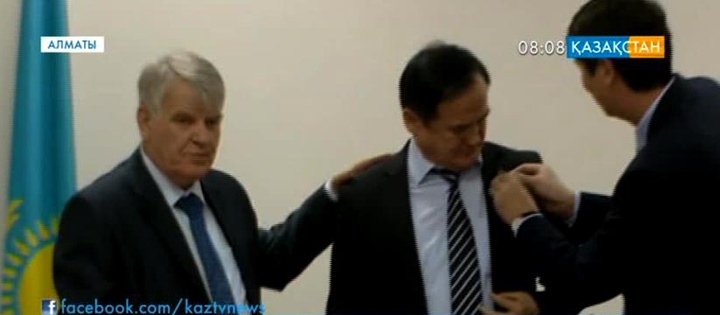 Поэт Казыбек Иса награжден медалью имени Сергея Есенина