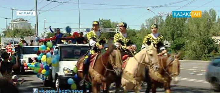 Қазақ циркінің 45 жылдығына орай Алматы көшелері бойымен кавалькада өтті