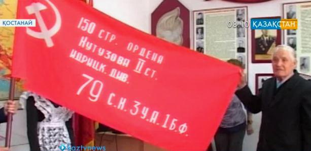 Қостанай қаласындағы мектеп мұражайына Рақымжан Қошқарбаев Рейхстагқа тіккен тудың көшірмесі әкелінді