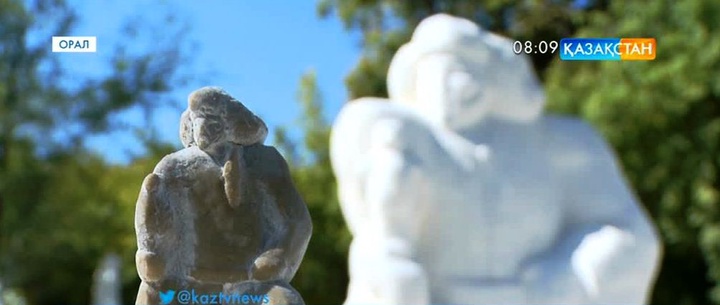 Шеберлер Орал қаласына тастан мүсін қашап,  тарту жасады 