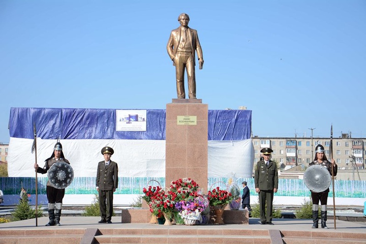 В Атбасаре открыли памятник Ильясу Есенберлину