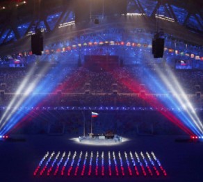 Киберспорстмен Алан Енилеев вынес олимпийский флаг на стадион