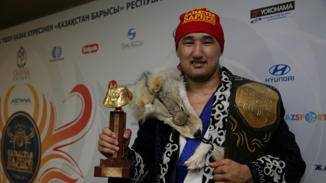 «Казахстанскому барсу» Мухиту Турсынову вручили ключи от квартиры и машины