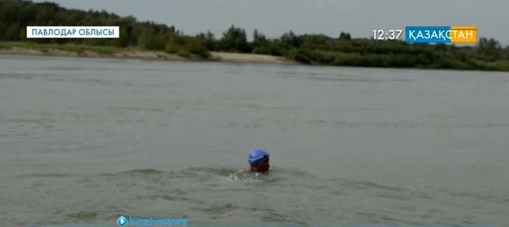 53 жастағы азамат Ертіс өзенінің 70 шақырымын жүзіп өтті