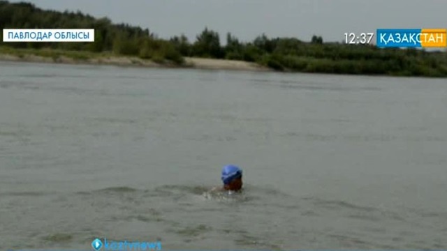 53-летний казахстанец проплыл 70 километров в честь 70-летия Победы