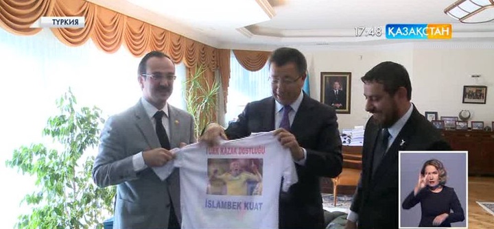 Түрік депутаттары қазақстандық футболшы Исламбек Қуатқа «Бешікташтың» жейдесін сыйға тартты