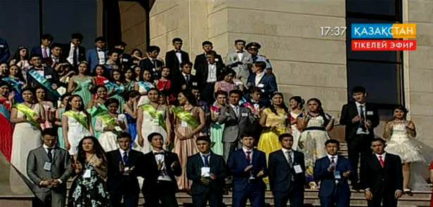 Өскеменде оқуда озат болған жас түлектерді салтанатты түрде марапаттау шарасы өтуде