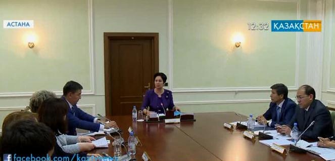 Жаңа оқу жылы қарсаңында Мемлекеттік хатшы Гүлшара Әбдіқалықова ұстаздармен кездесті