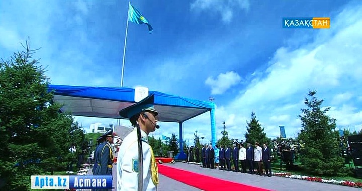 Елбасы Нұрсұлтан Назарбаев Мемлекеттік Туды көтеру рәсіміне қатысты