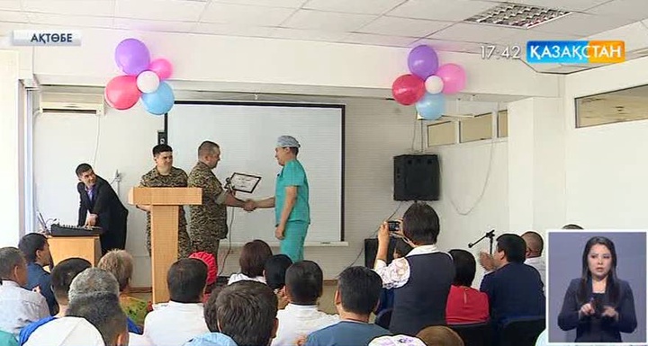 Ақтөбеде әскери қызметкерлер дәрігерлерді кәсіби мерекелерімен құттықтады