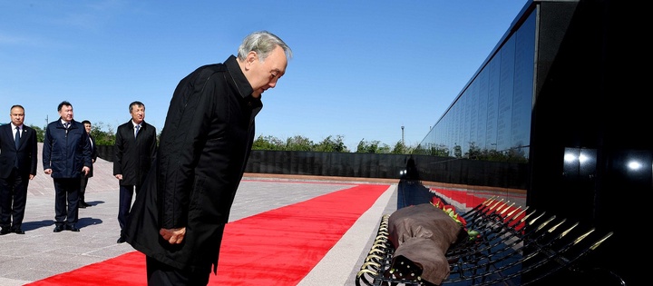 Елбасы «АЛЖИР» мемориалды-мұражай кешеніндегі ескерткіш тақтаға гүл шоғын қою рәсіміне қатысты