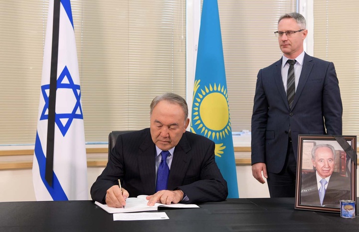 Н.Назарбаев Израильдің бұрынғы Президенті Шимон Перестің рухына арнап гүл шоғын қойып, көңіл айту кітабына жазба қалдырды
