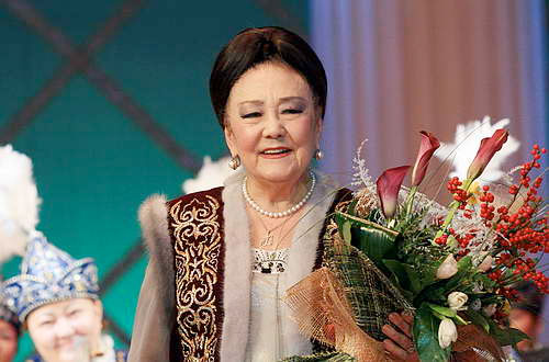 Полицейлер менің әйелімді ұрып жатыр