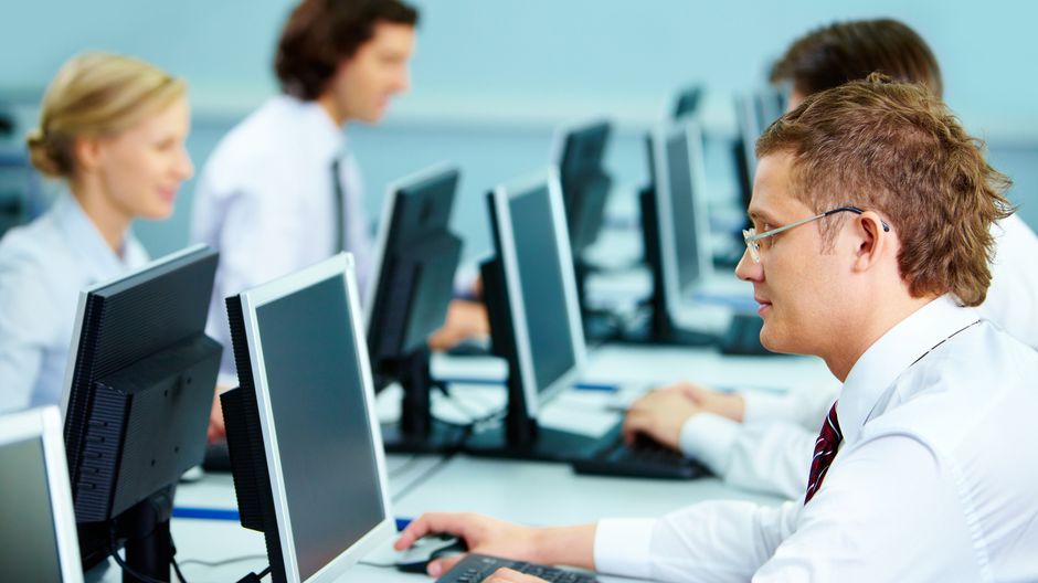 Бұталардағы жалаңаш қыз